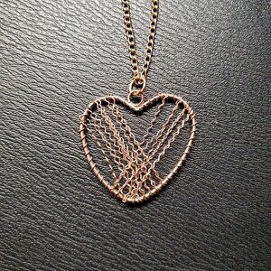 🚨Gold Tone Wired Heart Y2K Necklace